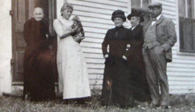 Shore dinner hall patrons in front of The Willows building